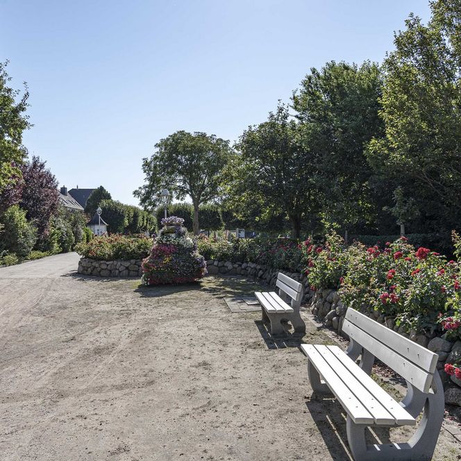 Der blühende Wohlfühlgarten mit Sitzbänken in Büsum.