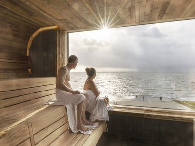 Meerzeit Buesum Wellenbad und Spa Panoramasauna.jpg Einen Panoramablick von der Sauna in der Meerzeit Buesum Wellenbad und Spa auf das UNESCO-Weltnaturerbe Wattenmeer genießen.