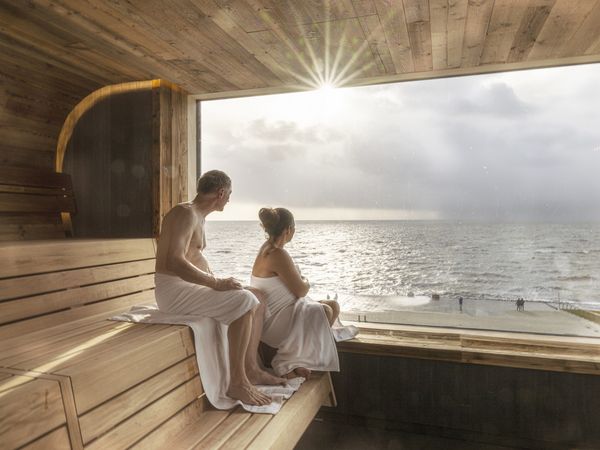 Einen Panoramablick von der Sauna in der Meerzeit Buesum Wellenbad und Spa auf das UNESCO-Weltnaturerbe Wattenmeer genießen.