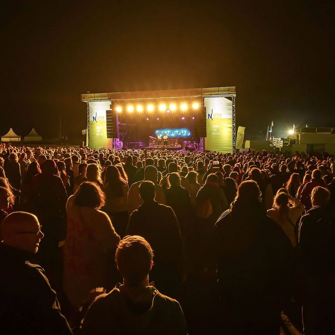Das Publikum feiert vor der Bühne bei der N-JOY The Beach Open Air-Party in der Büsumer Familienlagune Perlebucht.