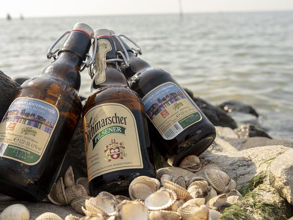 Die Flaschen der Dithmarscher Brauerei an der Nordsee in Büsum.