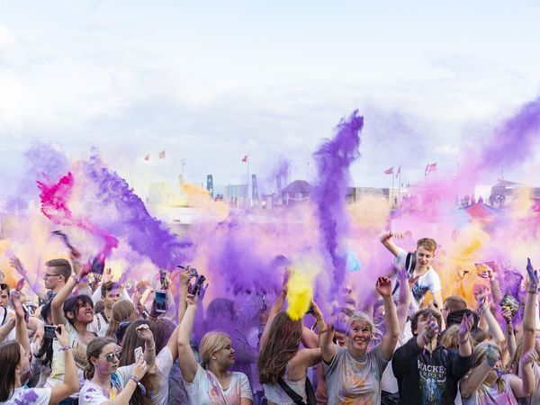 Bunter Musikspaß ist beim Holi-Festival am 6. Juli 2024 auf der Familienlagune Perlebucht in Büsum angesagt.