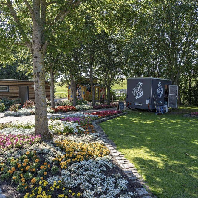 Der blühende Wohlfühlgarten in Büsum mit Imbissstand.