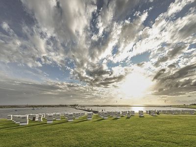 Büsum-Deich_Perlebucht_Büsum_FotoOliverFranke.jpg Büsum am UNESCO-Weltnaturerbe Wattenmeer