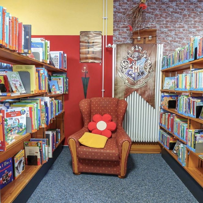 Zwei Bücherregale und ein Sessel in der Bücherei in Büsum.