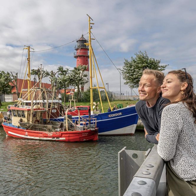 Ein junges Paar genießt die Aussicht im Büsumer Museumshafen.