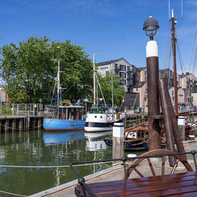 Kutter und Leuchtturm im Büsumer Museumshafen.