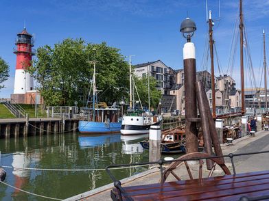 Kutter und Leuchtturm im Büsumer Museumshafen.