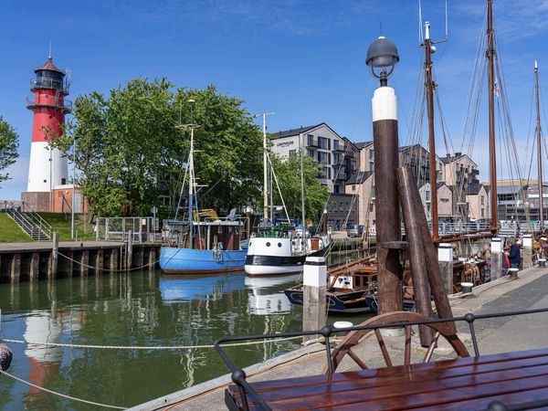 Kutter und Leuchtturm im Büsumer Museumshafen.