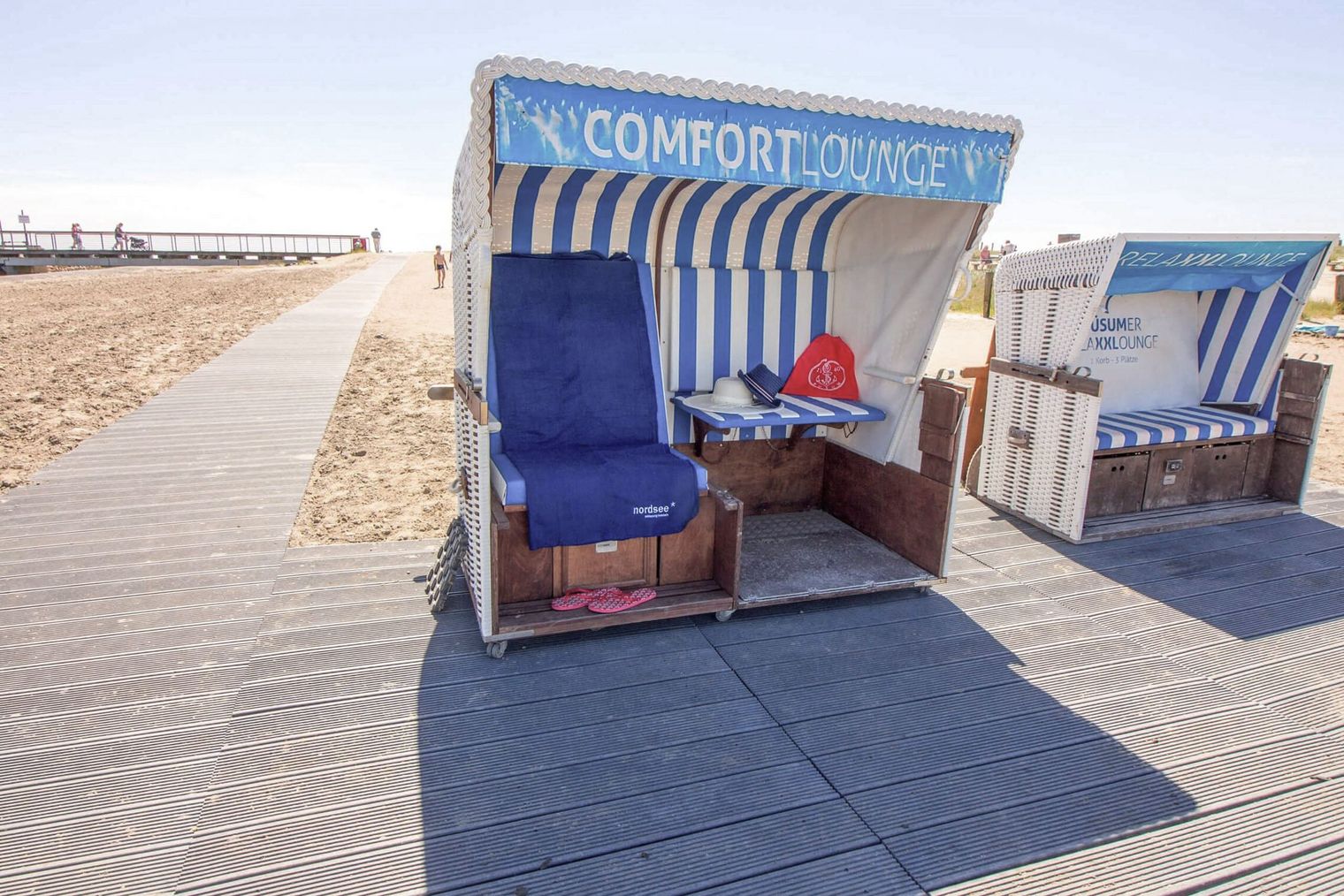 Ein großer Strandkorb am Strand.