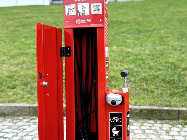 Hinter einer Tür geschützt befinden sich eine Reihe von Werkzeugen in diversen Größen und Ausführungen.