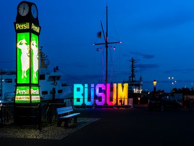 Buesum-Lichterwochen-Ankerplatz Auf dem Büsumer Ankerplatz steht ein beleuchteter Büsum Schriftzug.