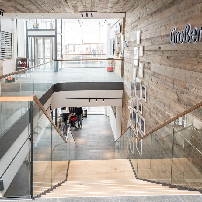 Es ist der Treppenaufgang und der große Saal im zweiten Geschoss des Watt’n Hus zu sehen.