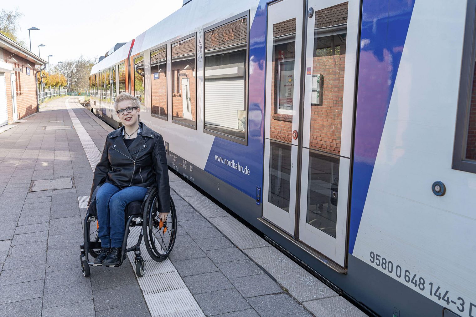 Eine Frau im Rollstuhl am Bahnhof in Büsum.
