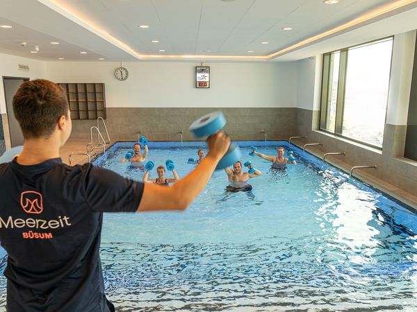 Musik und Bewegung beim Aquafitnesskurs in der Meerzeit Büsum Wellenbad und Spa.