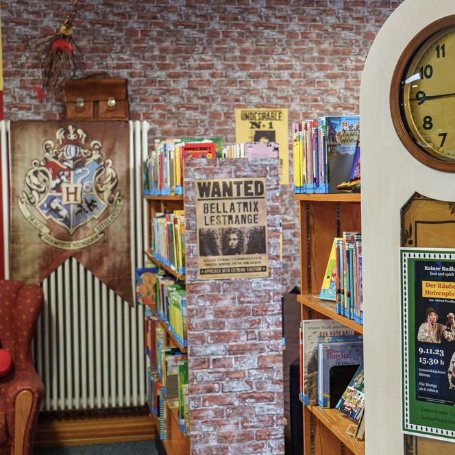 Bücherregale und eine Uhr in der Bücherei in Büsum.