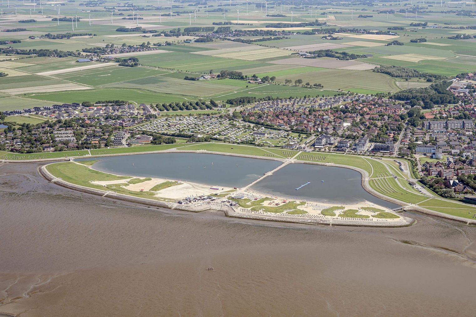 Luftaufnahme der Familienlagune Büsum mit Watt'n Insel.