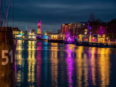 Beleuchtete Hafenidylle während der Büsumer Lichterwochenenden.