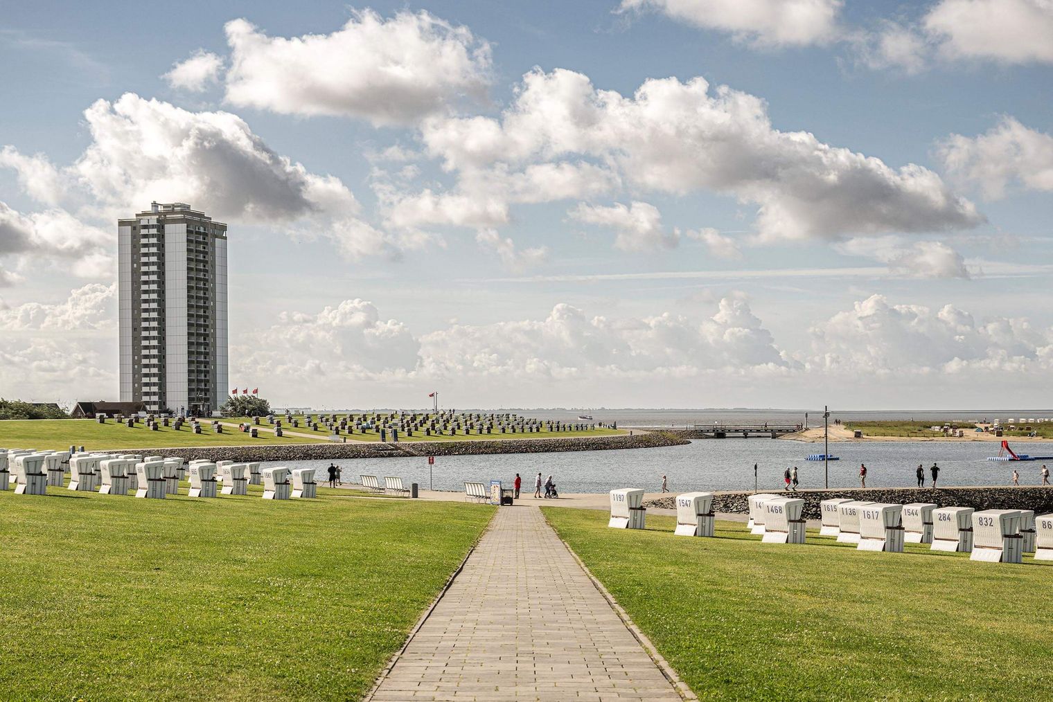 Strandkörbe vor dem Hochhaus am Grünstrand in der Familienlagune.