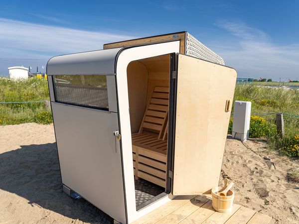 Blick in die Strandkorbsauna auf der Watt'n Insel Perlebucht in Büsum.