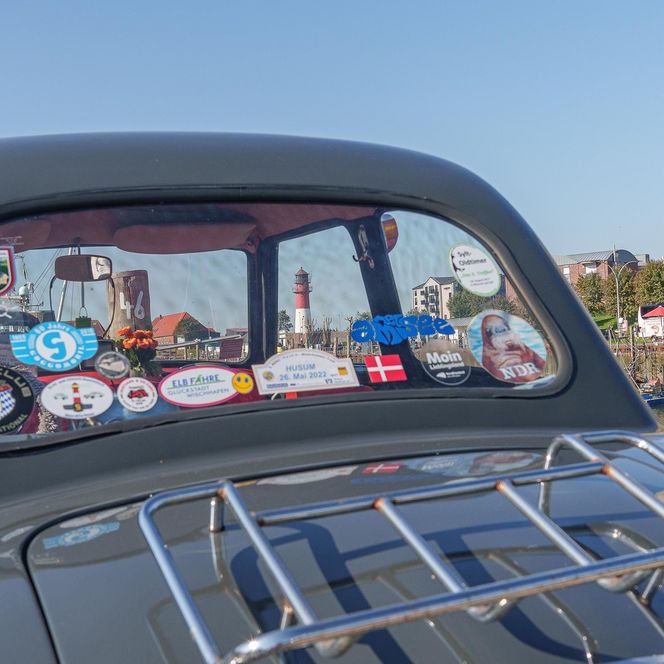 Ein Oldtimer mit Aufklebern auf der Heckscheibe beim Oldtimer- und US-Car-Treffen am Büsumer Hafen.
