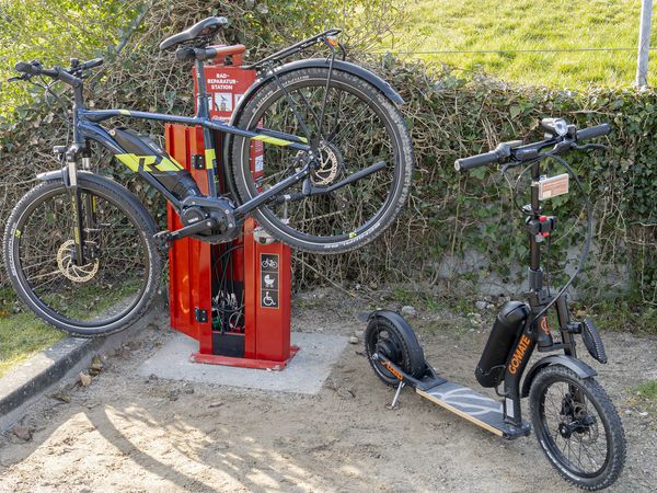 Ob Rad, Roller oder Kinderwagen - mit den zwei neuen Radreparaturstationen sind Reparaturen kinderleicht möglich.