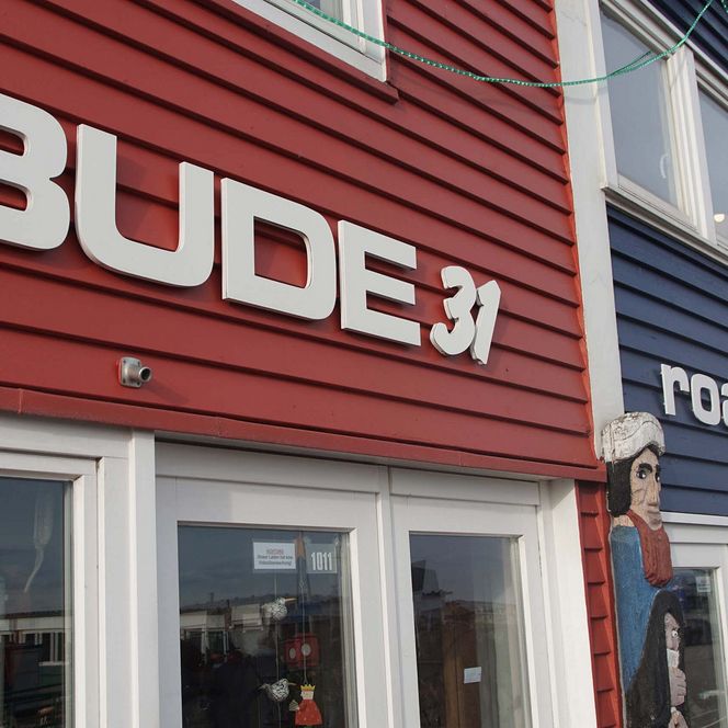 Kleine bunte Holzbuden nebeneinder.