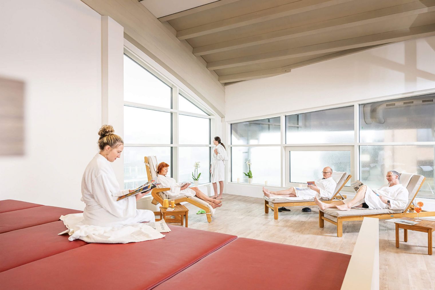 Personen entspannen im Ruhebereich der Meerzeit Büsum.