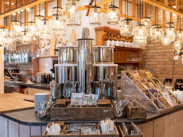 Im schönen Bauernhofcafé gibt es neben leckeren Kuchen auch Dekoration zu entdecken.