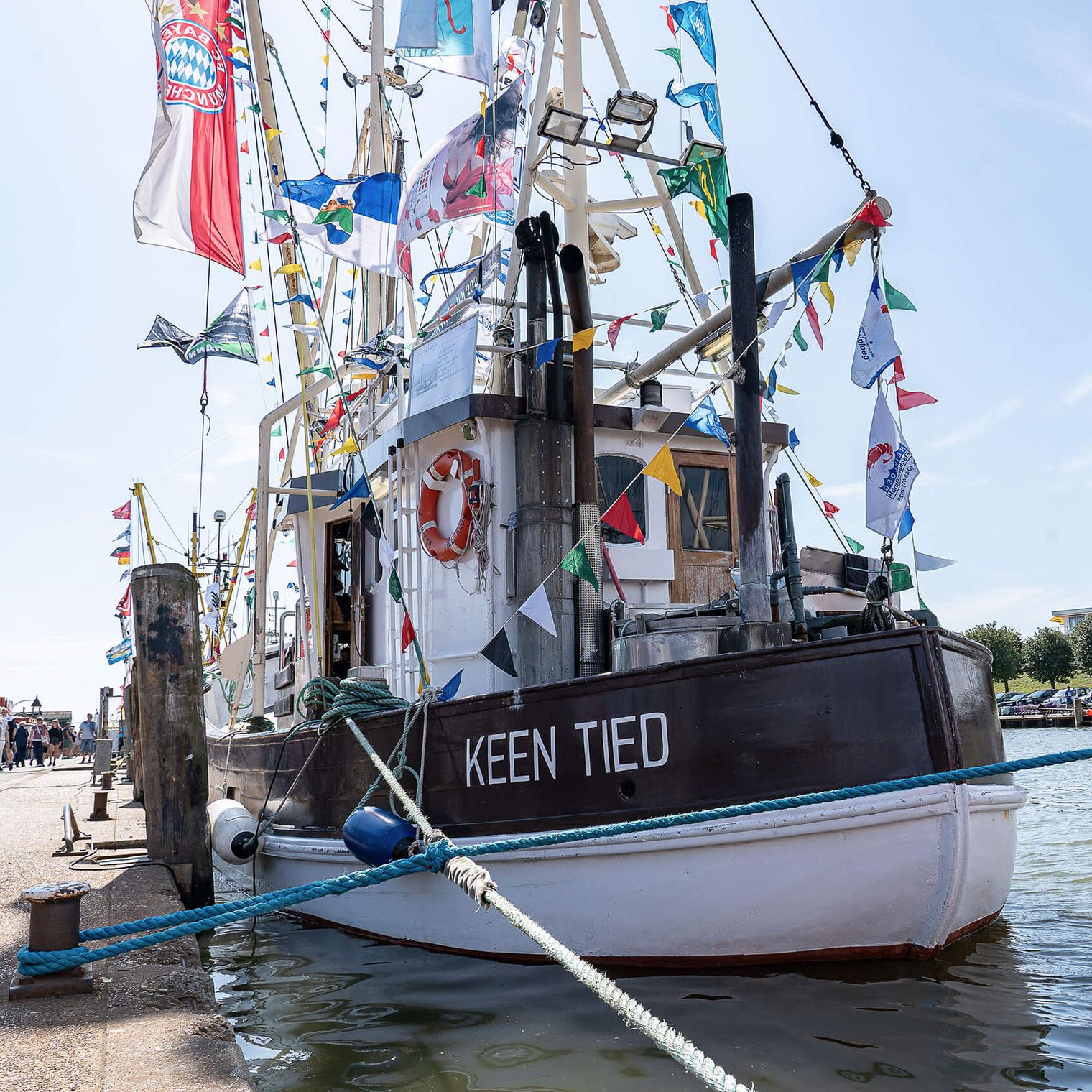 Ein geschmückter Kutter liegt während der Kutterregattatage im Büsumer Hafen.