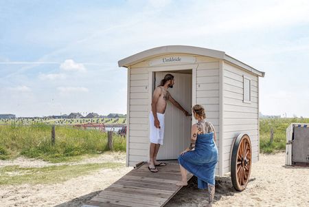 Ein Paar nutzt die Umkleide am Strand von Büsum.