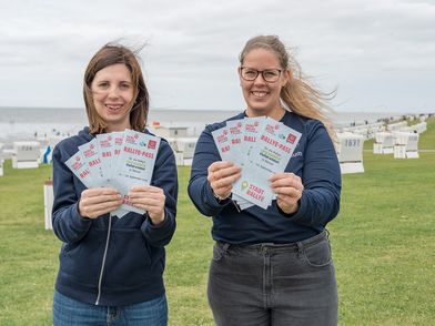 (v. l. n. r.) Sarah Boje, Nachhaltigkeitsmanagerin der Tourismus Marketing Service Büsum GmbH, und Kathrin Nagel, Klimaschutzmanagerin der Gemeinde Büsum, laden herzlich zur Fairen Woche ein und freuen sich auf zahlreiche Teilnehmende