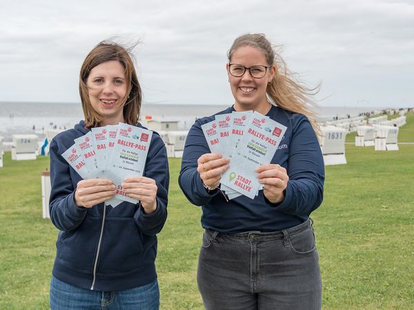 (v. l. n. r.) Sarah Boje, Nachhaltigkeitsmanagerin der Tourismus Marketing Service Büsum GmbH, und Kathrin Nagel, Klimaschutzmanagerin der Gemeinde Büsum, laden herzlich zur Fairen Woche ein und freuen sich auf zahlreiche Teilnehmende