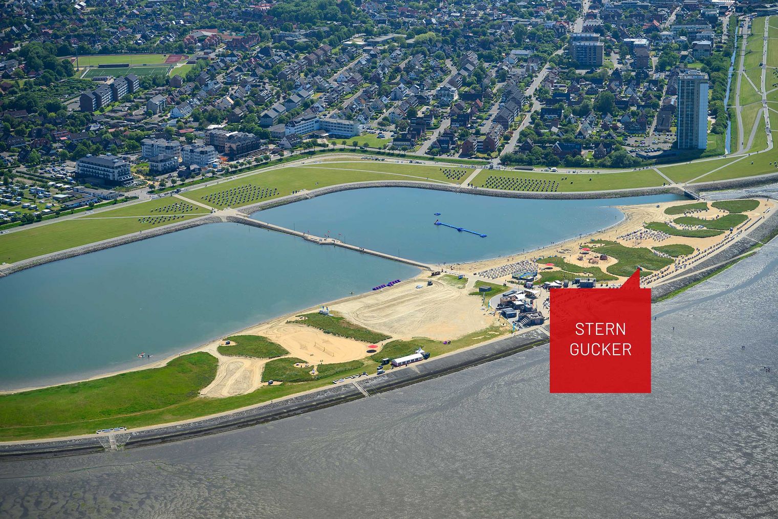 Ein Luftbild der Familienlagune in Büsum. Auf ihr sind die Schlafstrandkörbe auf der Watt'n Insel verortet.