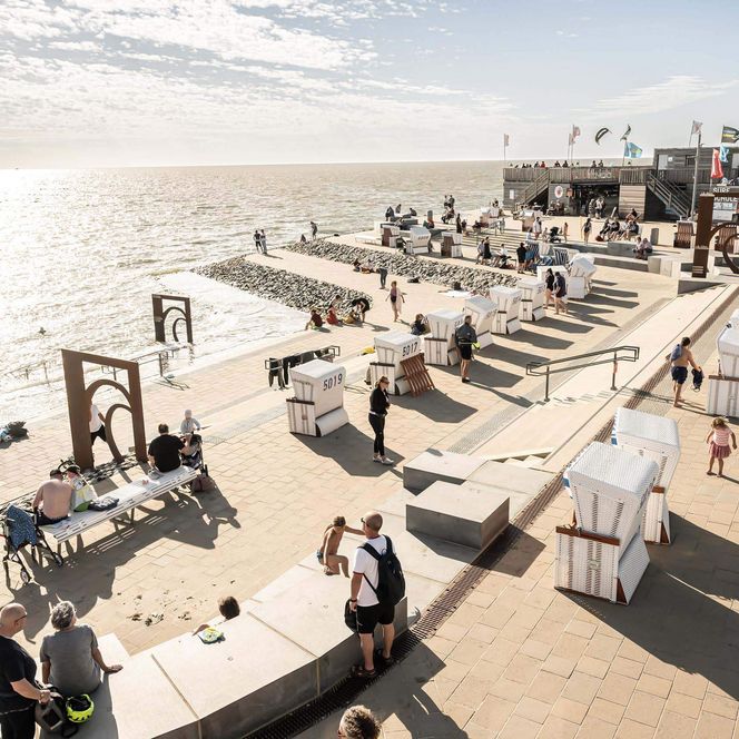 Der Seebrückenkopf auf der Watt'n Insel in der Familienlagune Perlebucht mit Strandkörben und Terrasse ins Meer.