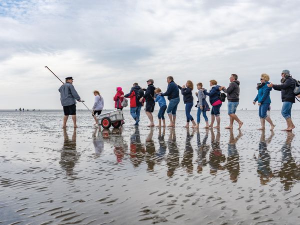 Das Wattenlaufen mit Musik ist eine über 100-jährige Tradition, die an der Nordseeküste einzigartig ist.