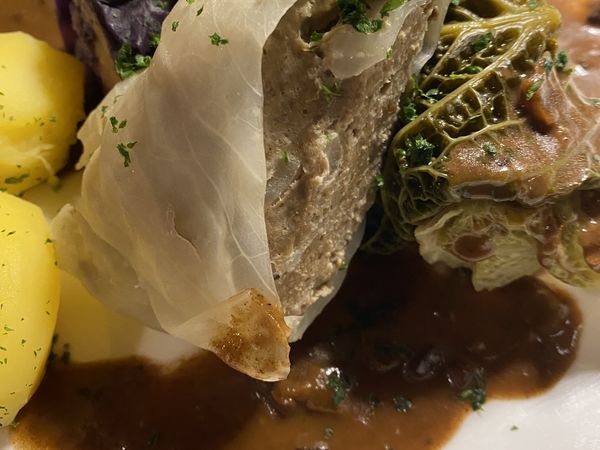 Büsum-Kolles-alter-Muschelsaal-Kohlgericht.JPG Regionale und saisonale Gerichte verwöhnen den Gaumen.