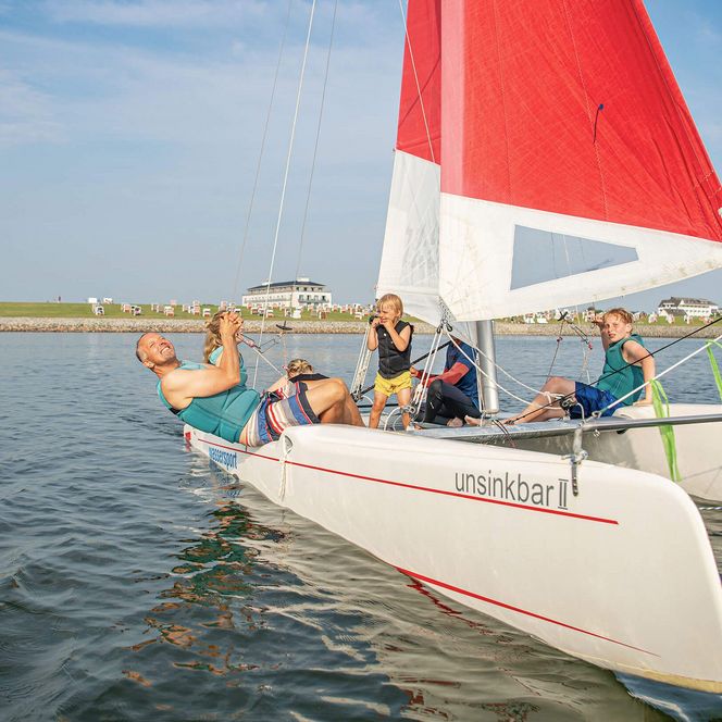 Eine Familie auf dem Katamaran in der Familienlagune in Büsum.