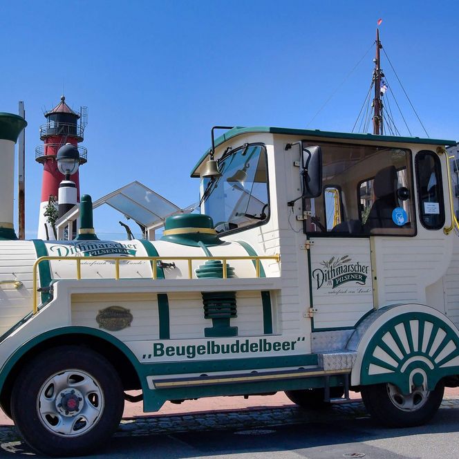 Die Büsumer Kleinbahn "Krabbenexpress" am Ankerplatz.
