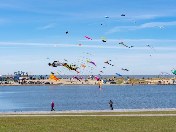 Die 9. Büsumer Drachenflugtage auf der Watt'n Insel an der Familienlagune Perlebucht.