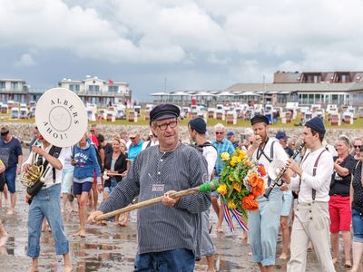 Am 14. August führt Wattenpräsident Momme Claußen zusammen mit Albers Ahoi alle Watt-Begeisterten wieder durch Schlick und Sand. Dabei wird gesungen, getanzt und es werden lustige Spiele auf dem Grund des Meeres veranstaltet. Die fünf Jungs aus Hamburg spielen dabei die passende Musik zum Schunkeln und fröhlich sein und bringen maritimen Flair mit ihrer Seemannskleidung in die Veranstaltung. 