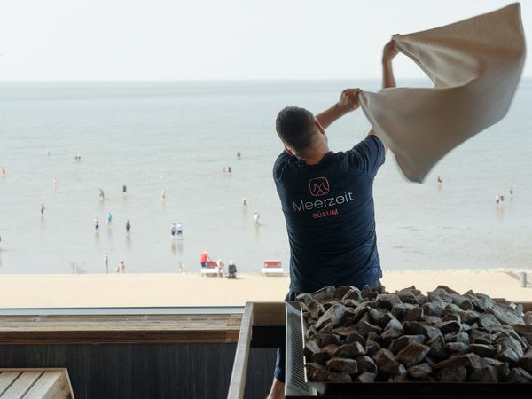 In der Panoramasauna der Meerzeit Büsum wird ein Aufguss verwedelt.