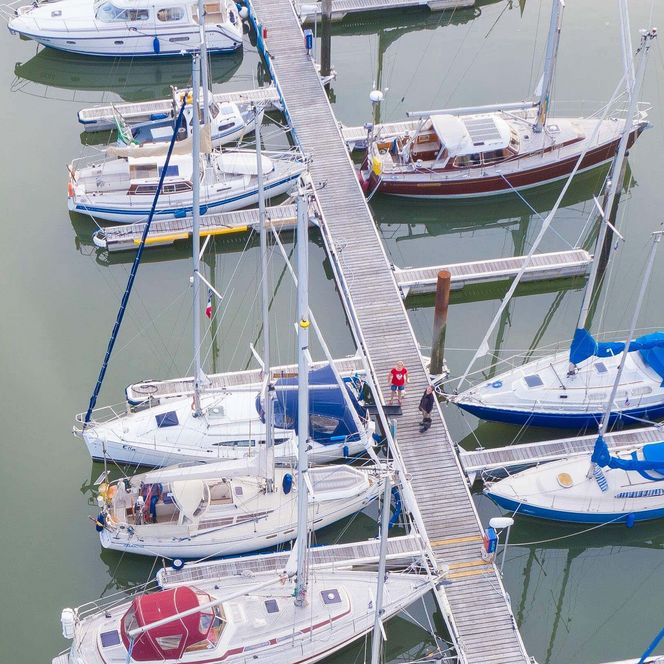 Der Anleger für Segelboote im Büsumer Seglerhafen.