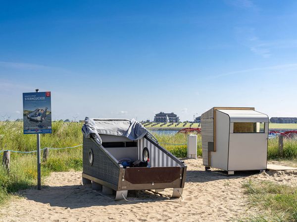 Die Strandkorbsauna steht rechts neben dem Schlafstrandkorb auf der Watt’n Insel.