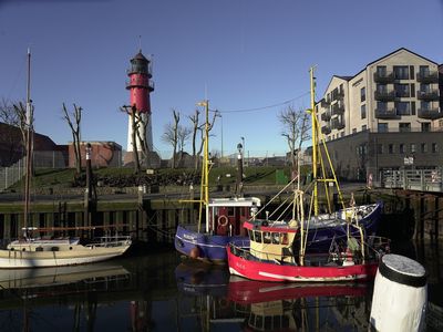 Buesum-Museumshafen-Leuchtturm-Kutter Die Kutter liegen vor dem Büsumer Leuchtturm im Hafen.