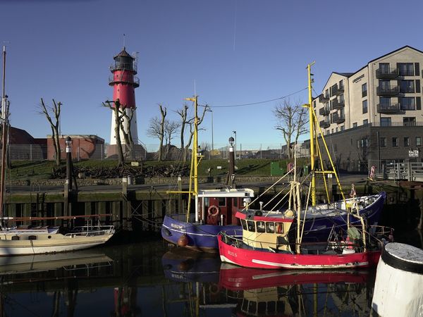 Die Kutter liegen vor dem Büsumer Leuchtturm im Hafen.