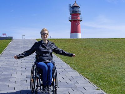Buesum-Barrierefrei-Rollstuhl-Promenade-Leuchtturm Rollstuhlfahrer können den Deich einwandfrei befahren.