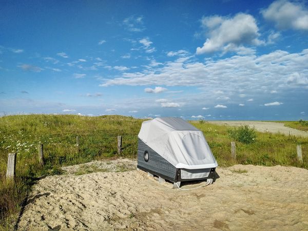 Einer von vier Schlafstrandkörben auf der Watt'n Insel im geschlossenen Zustand. So lässt es sich entspannt übernachten im Schlafstrandkorb.