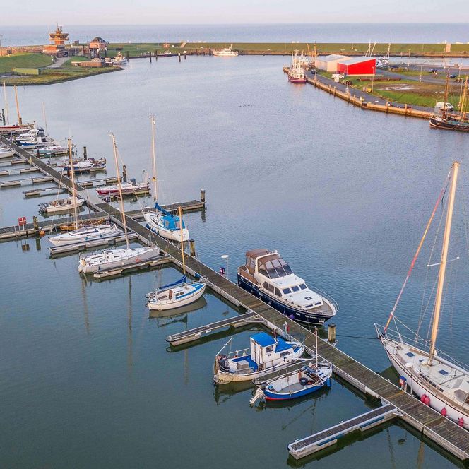 Boote am Anleger im Büsumer Seglerhafen.