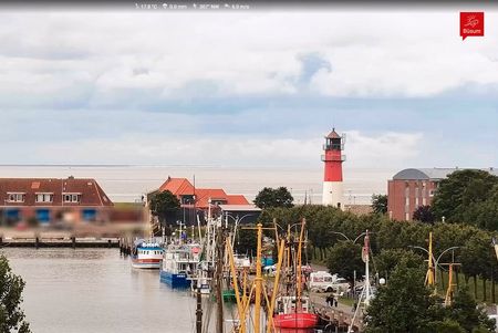 Webcam mit Blick auf den Hafen, Kutter und den Büsumer Leuchtturm.